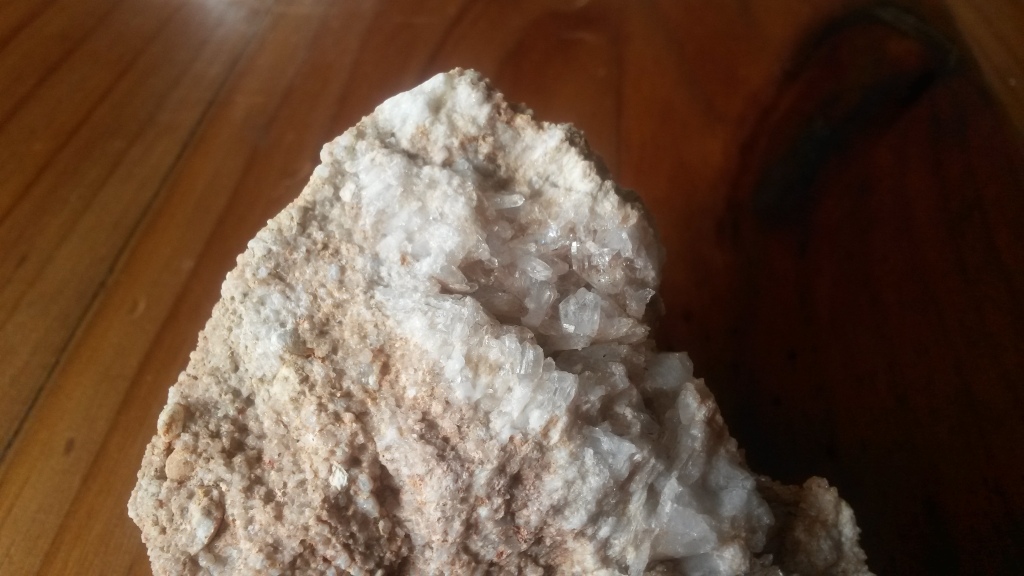 A closer view of the vein of quartz crystals. 