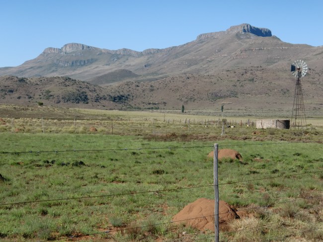 A windmill in the foreground, a dolerite sill in the background. Picture courtesy of Stephanie Scheiber. 